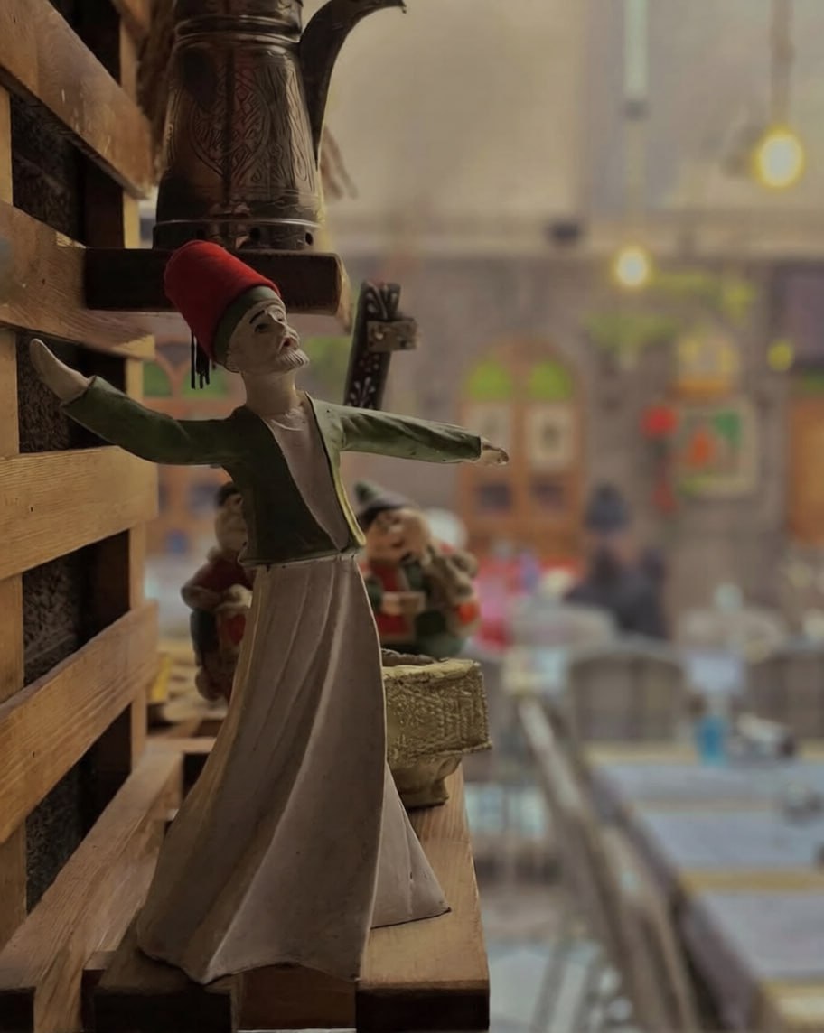 مجموعة متنوعة من الأطباق الدمشقية الأصيلة على الطاولة